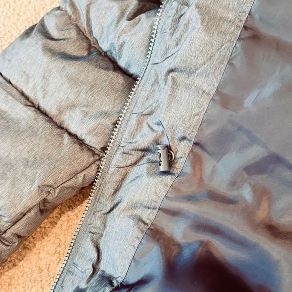 GAP women’s Metallic Gray Puffer Jacket - Picture 5 of 9
